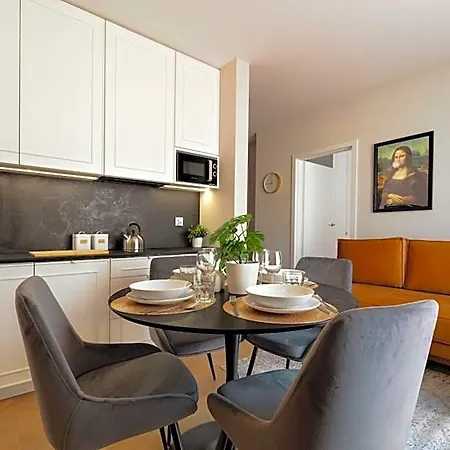 Metropolis Old Town Hotel 4*